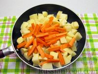 Фото приготовления рецепта: Куриные бёдрышки с картошкой, тушенные в медово-соевом соусе - шаг №7