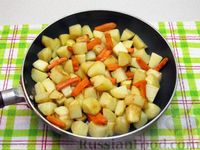 Фото приготовления рецепта: Куриные бёдрышки с картошкой, тушенные в медово-соевом соусе - шаг №8