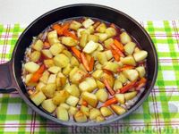 Фото приготовления рецепта: Куриные бёдрышки с картошкой, тушенные в медово-соевом соусе - шаг №14