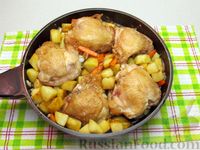 Фото приготовления рецепта: Куриные бёдрышки с картошкой, тушенные в медово-соевом соусе - шаг №15