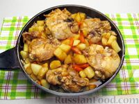Фото приготовления рецепта: Куриные бёдрышки с картошкой, тушенные в медово-соевом соусе - шаг №16
