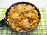 Фото приготовления рецепта: Куриные бёдрышки с картошкой, тушенные в медово-соевом соусе - шаг №17