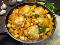 Фото приготовления рецепта: Куриные бёдрышки с картошкой, тушенные в медово-соевом соусе - шаг №18