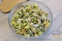 Фото приготовления рецепта: Салат из квашеной капусты, зеленого горошка и картофеля - шаг №9