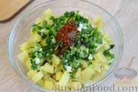 Фото приготовления рецепта: Салат из квашеной капусты, зеленого горошка и картофеля - шаг №8