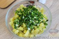 Фото приготовления рецепта: Салат из квашеной капусты, зеленого горошка и картофеля - шаг №7