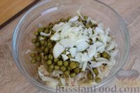 Фото приготовления рецепта: Салат из квашеной капусты, зеленого горошка и картофеля - шаг №5