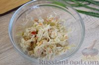 Фото приготовления рецепта: Салат из квашеной капусты, зеленого горошка и картофеля - шаг №3