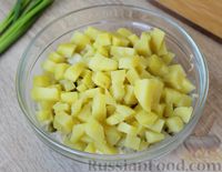 Фото приготовления рецепта: Салат из квашеной капусты, зеленого горошка и картофеля - шаг №6