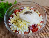 Фото приготовления рецепта: Салат из помидоров, яиц и лука - шаг №6