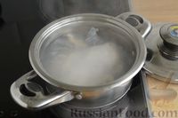 Фото приготовления рецепта: Тушеная капуста с грибами и курицей, в томатном соусе - шаг №2