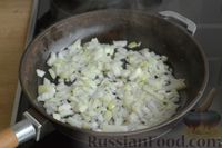 Фото приготовления рецепта: Тушеная капуста с грибами и курицей, в томатном соусе - шаг №4