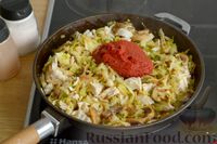 Фото приготовления рецепта: Тушеная капуста с грибами и курицей, в томатном соусе - шаг №12