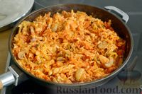 Фото приготовления рецепта: Тушеная капуста с грибами и курицей, в томатном соусе - шаг №14