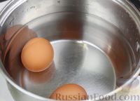 Фото приготовления рецепта: Салат из помидоров, яиц и лука - шаг №2
