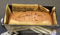Фото приготовления рецепта: Шоколадный кекс "Чёрный лес" с вишней, ганашем из белого шоколада и глазурью - шаг №10