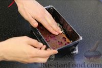 Фото приготовления рецепта: Шоколадный кекс "Чёрный лес" с вишней, ганашем из белого шоколада и глазурью - шаг №25