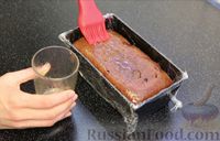 Фото приготовления рецепта: Шоколадный кекс "Чёрный лес" с вишней, ганашем из белого шоколада и глазурью - шаг №27