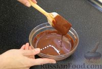 Фото приготовления рецепта: Шоколадный кекс "Чёрный лес" с вишней, ганашем из белого шоколада и глазурью - шаг №30
