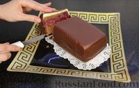 Фото приготовления рецепта: Шоколадный кекс "Чёрный лес" с вишней, ганашем из белого шоколада и глазурью - шаг №33