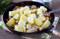Фото приготовления рецепта: Картошка, тушенная с куриными шейками - шаг №9