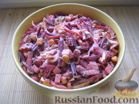 Фото приготовления рецепта: Закусочный морковный рулет с сыром и крабовыми палочками - шаг №7