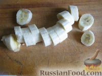 Фото приготовления рецепта: Простой банановый коктейль - шаг №2
