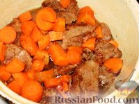 Фото приготовления рецепта: Телятина, тушенная с морковью и горошком - шаг №4
