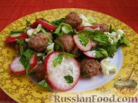 Фото к рецепту: Овощной салат с мясными шариками