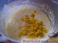 Фото приготовления рецепта: Апельсиновый кекс с глазурью - шаг №4