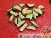 Фото приготовления рецепта: Простой овощной салат с сухариками - шаг №2