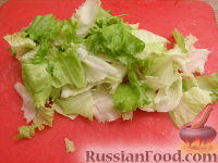 Фото приготовления рецепта: Простой овощной салат с сухариками - шаг №3