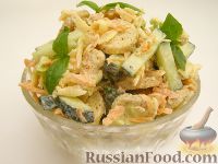 Фото приготовления рецепта: Простой овощной салат с сухариками - шаг №6