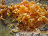 Фото приготовления рецепта: Салат слоеный с морковью, сыром и свеклой - шаг №4