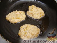 Фото приготовления рецепта: Закусочные оладьи с кукурузой - шаг №7