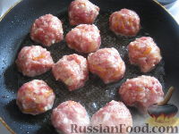 Фото приготовления рецепта: Тефтели с рисом  в томатном соусе - шаг №10