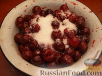 Фото приготовления рецепта: Украинские вареники с вишнями - шаг №4