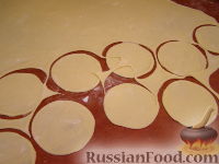 Фото приготовления рецепта: Украинские вареники с вишнями - шаг №6