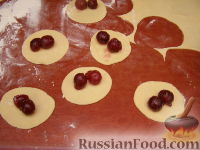 Фото приготовления рецепта: Украинские вареники с вишнями - шаг №7