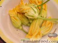 Фото приготовления рецепта: Цветы кабачка фаршированые - шаг №3