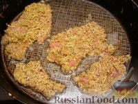 Фото приготовления рецепта: Отбивные котлеты в орехово-сырной панировке - шаг №10