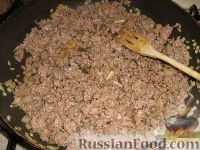 Фото приготовления рецепта: Кулебяка с мясом, грибами и картофелем - шаг №7