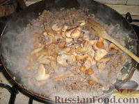 Фото приготовления рецепта: Кулебяка с мясом, грибами и картофелем - шаг №8