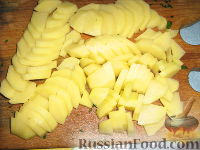 Фото приготовления рецепта: Кулебяка с мясом, грибами и картофелем - шаг №11