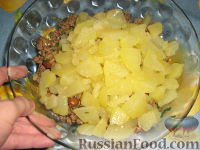 Фото приготовления рецепта: Кулебяка с мясом, грибами и картофелем - шаг №12