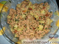 Фото приготовления рецепта: Кулебяка с мясом, грибами и картофелем - шаг №13