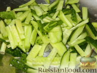 Фото приготовления рецепта: Огуречный салат с сыром фета - шаг №3