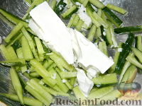 Фото приготовления рецепта: Огуречный салат с сыром фета - шаг №4