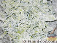 Фото приготовления рецепта: Огуречный салат с сыром фета - шаг №6