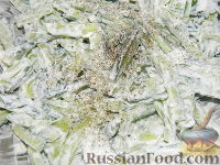 Фото приготовления рецепта: Огуречный салат с сыром фета - шаг №5